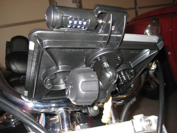 RAM Latch-N-Lock per Apple iPad Gen 1-2 con base con bullone a U per manubrio Ram Mounts RAM-B-149Z-AP8LU - immagine 3