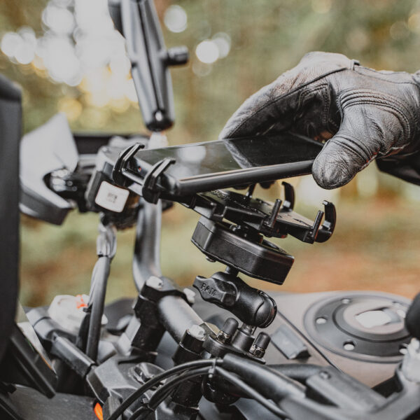 Supporto a manubrio moto Ram Mounts RAM-B-149Z-A-PD4-462 per smartphone oltre 6" e antivibrazione Vibe-Safe. - immagine 8